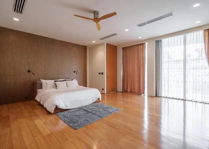 Ekkamai Sleeps 12 With Cinema * Bangkok